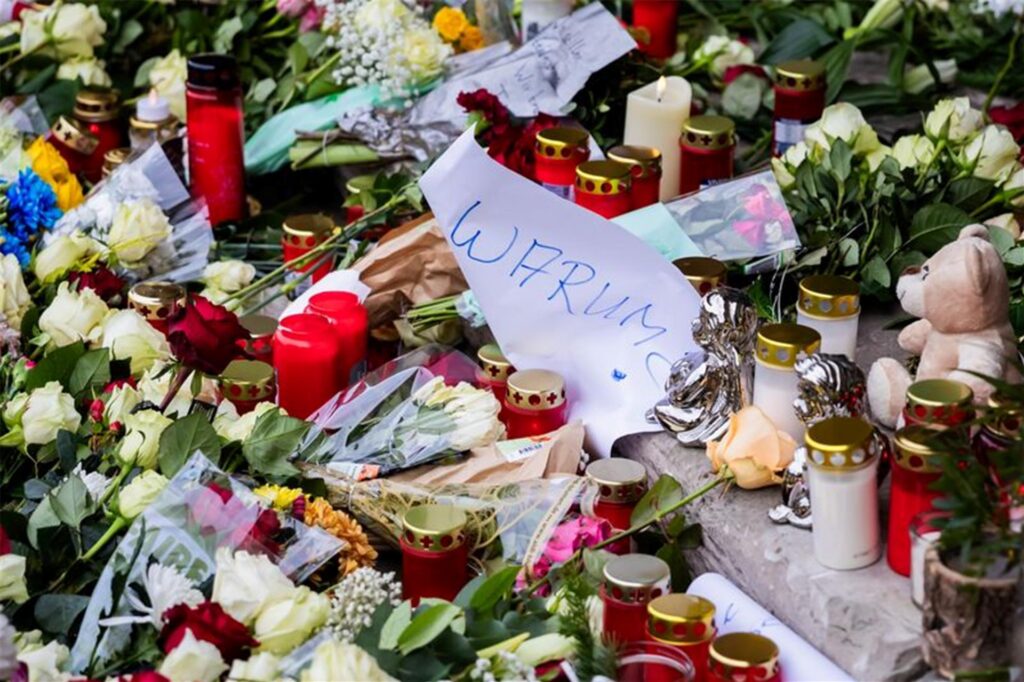 «Warum» steht inmitten von Blumen und Kerzen vor der Johanniskirche auf einem Papier nach dem Anschlag auf den Weihnachtsmarkt in Magdeburg. «Warum» steht inmitten von Blumen und Kerzen vor der Johanniskirche auf einem Papier nach dem Anschlag auf den Weihnachtsmarkt in Magdeburg.