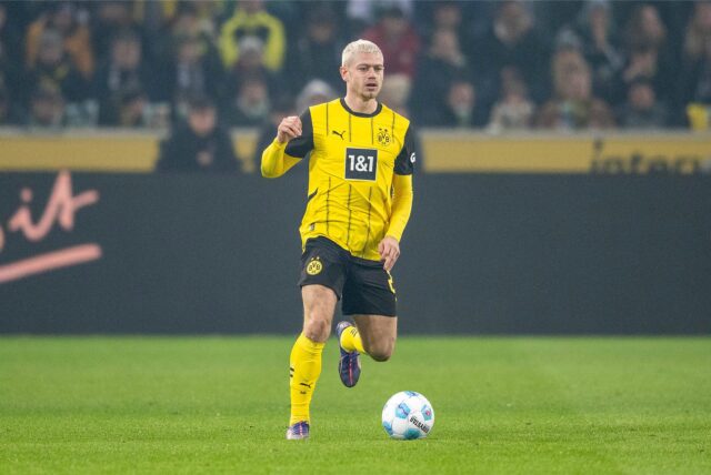 Julian Ryerson läuft mit dem Ball.