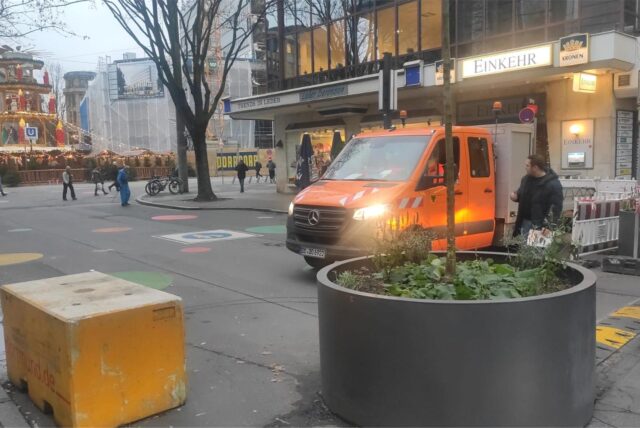Lkw und Poller schützen den Weihnachtsmarkt in Dortmund vor Anschlägen.