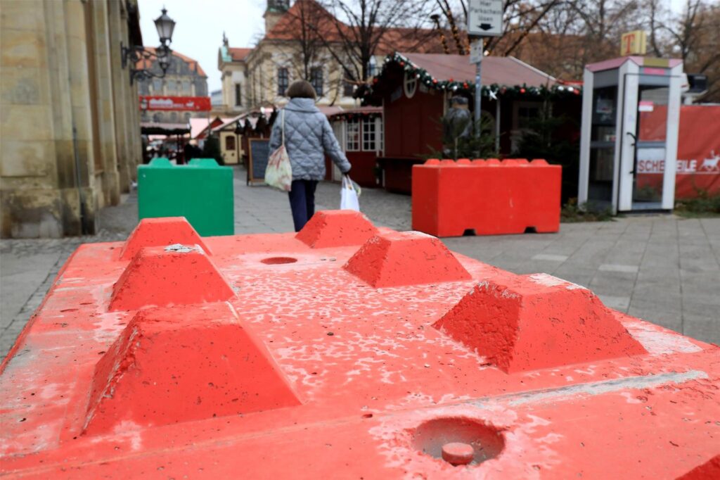 Betonklötze liegen rund um den Magdeburger Weihnachtsmarkt. Betonklötze liegen rund um den Magdeburger Weihnachtsmarkt.