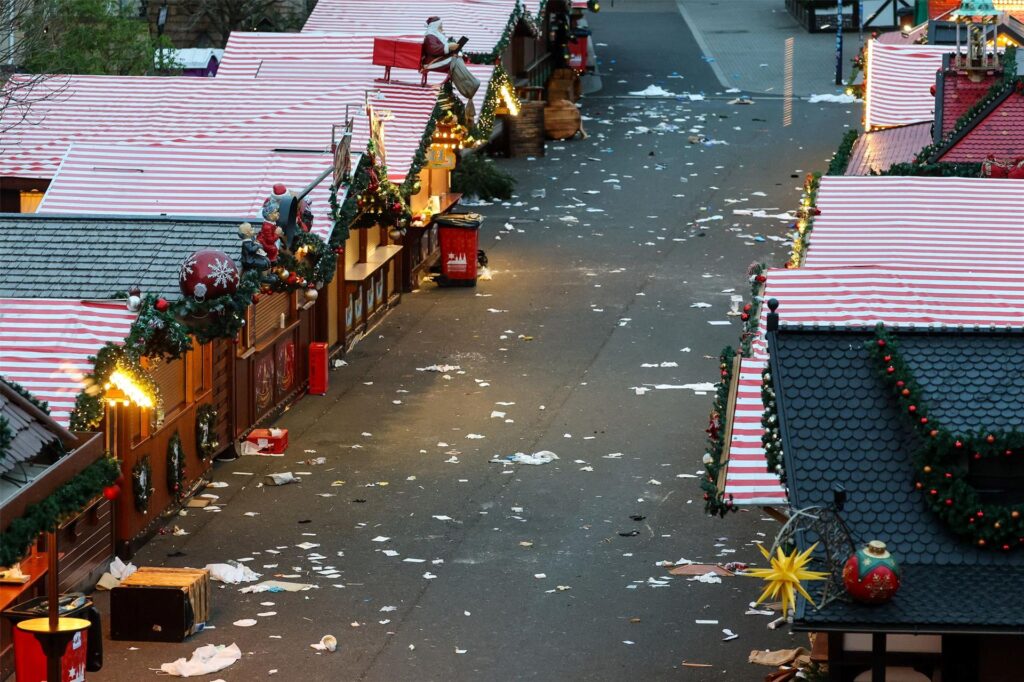 Weihnachtsmarktbuden stehen auf dem geschlossenen Magdeburger Weihnachtsmarkt. Hier hat es am Vorabend einen Anschlag gegeben. Weihnachtsmarktbuden stehen auf dem geschlossenen Magdeburger Weihnachtsmarkt. Hier hat es am Vorabend einen Anschlag gegeben.