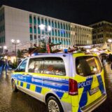 Ein Einsatzwagen der Polizei steht am Rand des Altstadtmarktes in Recklinghausen. Dahinter ist der Weihnachtsmarkt zu sehen.