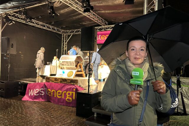 Menschen stehen auf einer Bühne und verlosen die Gewinne beim Dattelner Taler 2023.