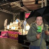 Menschen stehen auf einer Bühne und verlosen die Gewinne beim Dattelner Taler 2023.