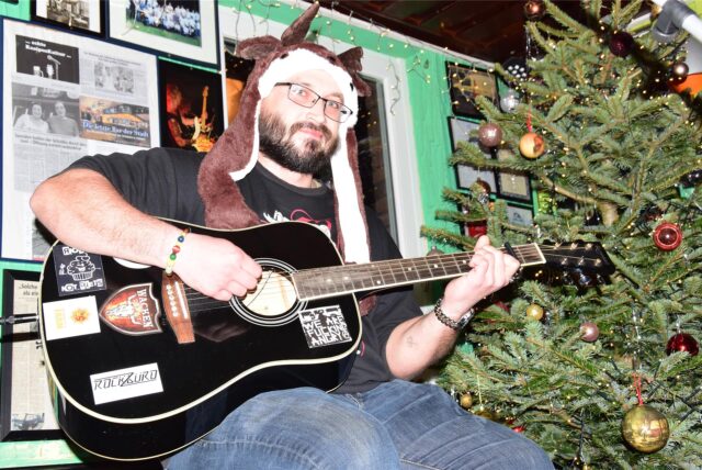 Solo-Künstler Dawid aus Recklinghausen mit Gitarre