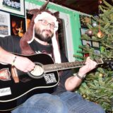 Solo-Künstler Dawid aus Recklinghausen mit Gitarre