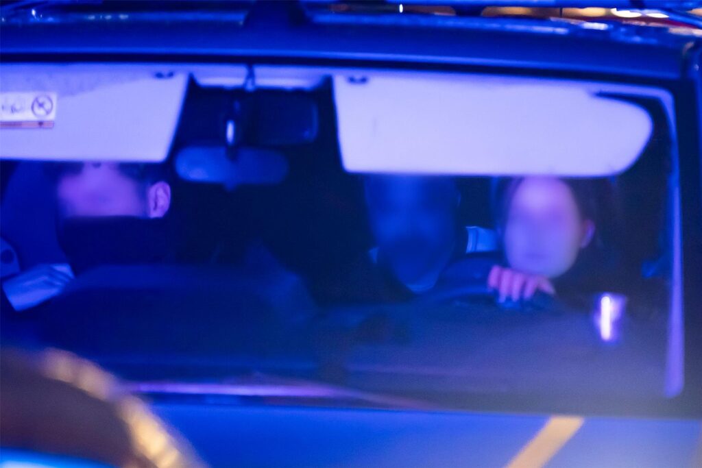 Der mutmaßliche Täter (Mitte) ist inzwischen in U-Haft. Der mutmaßliche Täter (Mitte) ist inzwischen in U-Haft.