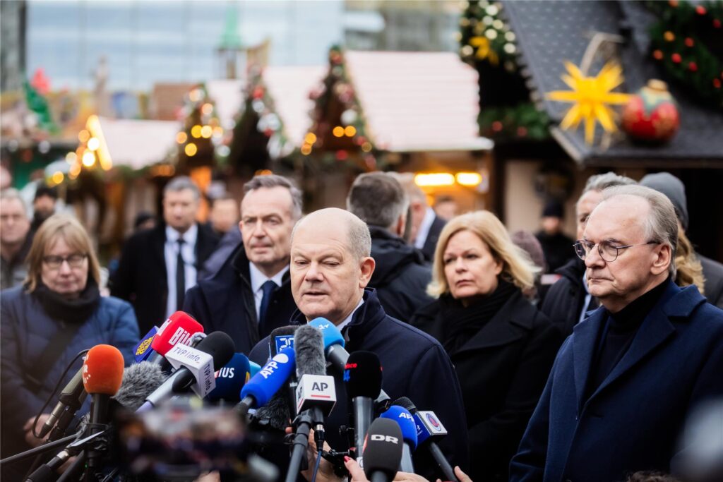Bundeskanzler Olaf Scholz (SPD) gibt auf dem Weihnachtsmarkt in Magdeburg ein Statement. Bundeskanzler Olaf Scholz (SPD) gibt auf dem Weihnachtsmarkt in Magdeburg ein Statement.