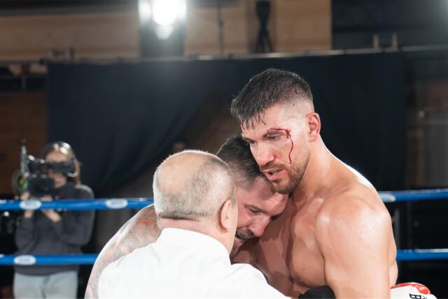 Die Schwergewichts-Boxer Kevin Saszik (r.) und Oliver Althof im Boxring bei der „Fair Fighting Championship“ am Samstagabend (21.12.) in der Europahalle in Castrop-Rauxel.