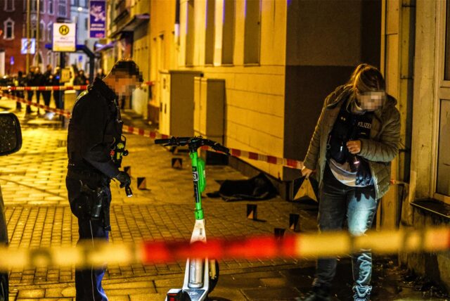 In der Nacht zu Sonntag (21.12.) kommt es in Hagen zu einer Auseinandersetzung, die in einer Messerstecherei endet.