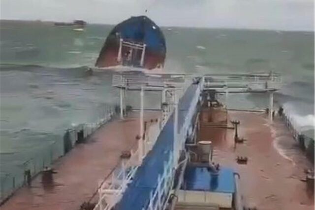 Die zwei in der Meerenge von Kertsch gesunkenen Schiffe haben tonnenweise Öl im Meer verloren. (Archivbild)