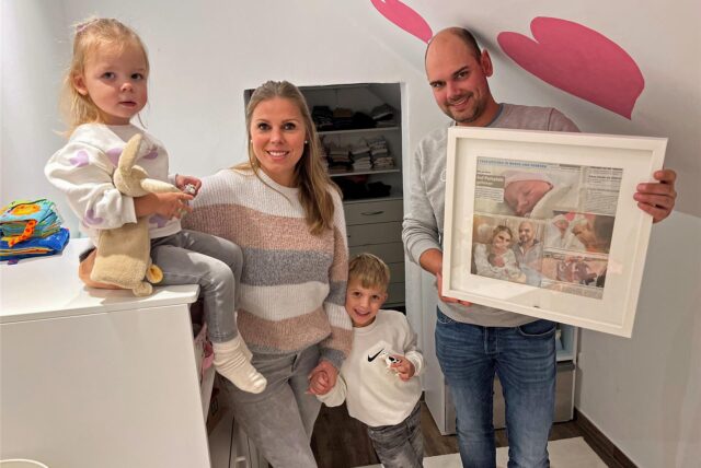 Mariella (2) kam in Papas Auto zur Welt. Noch heute wird Familie Post (Sandra, Sohn Anton, Hendrik) auf das Geschehen angesprochen. Im Zimmer der Kleinen hängt ein Bilderrahmen mit dem Zeitungsartikel von damals.