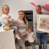 Mariella (2) kam in Papas Auto zur Welt. Noch heute wird Familie Post (Sandra, Sohn Anton, Hendrik) auf das Geschehen angesprochen. Im Zimmer der Kleinen hängt ein Bilderrahmen mit dem Zeitungsartikel von damals.