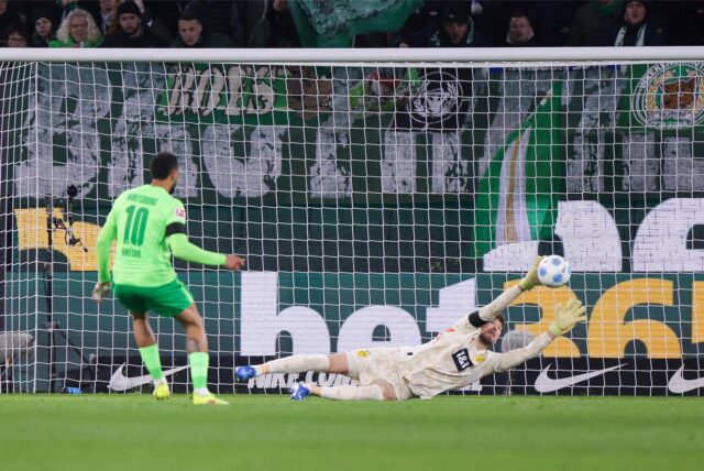 Gregor Kobel pariert den Ball.