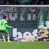 Gregor Kobel pariert den Ball.