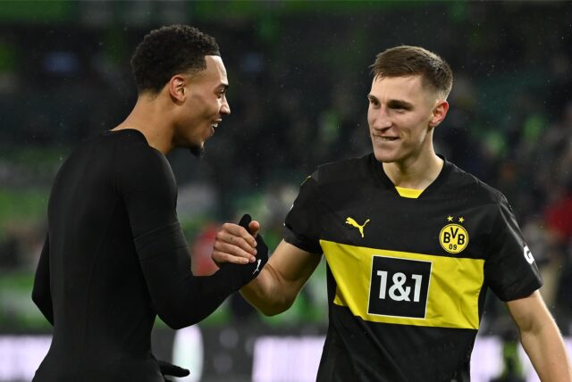 Felix Nmecha klatscht mit Nico Schlotterbeck ab.