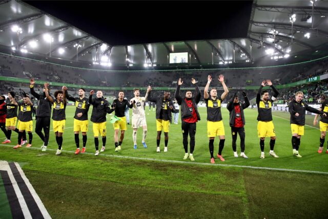 Die BVB-Spieler bejubeln den Sieg in Wolfsburg.
