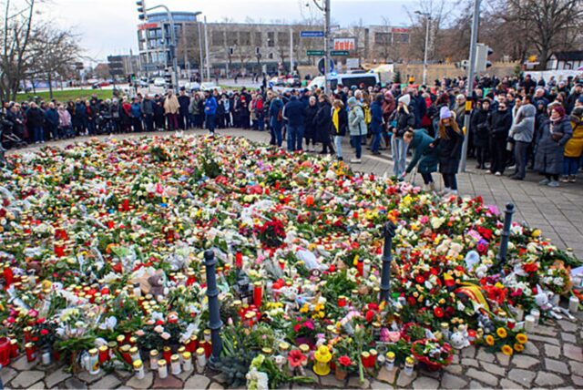 Mit Blumen und Kerzen drücken Menschen ihre Trauer über den Anschlag in Magdeburg aus.
