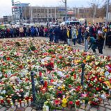 Mit Blumen und Kerzen drücken Menschen ihre Trauer über den Anschlag in Magdeburg aus.