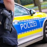Ein Polizist im Einsatz (Symbolbild).