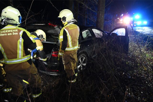 Auto steht nach Unfall vor einem Baum.