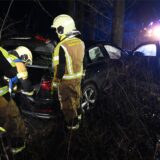 Auto steht nach Unfall vor einem Baum.