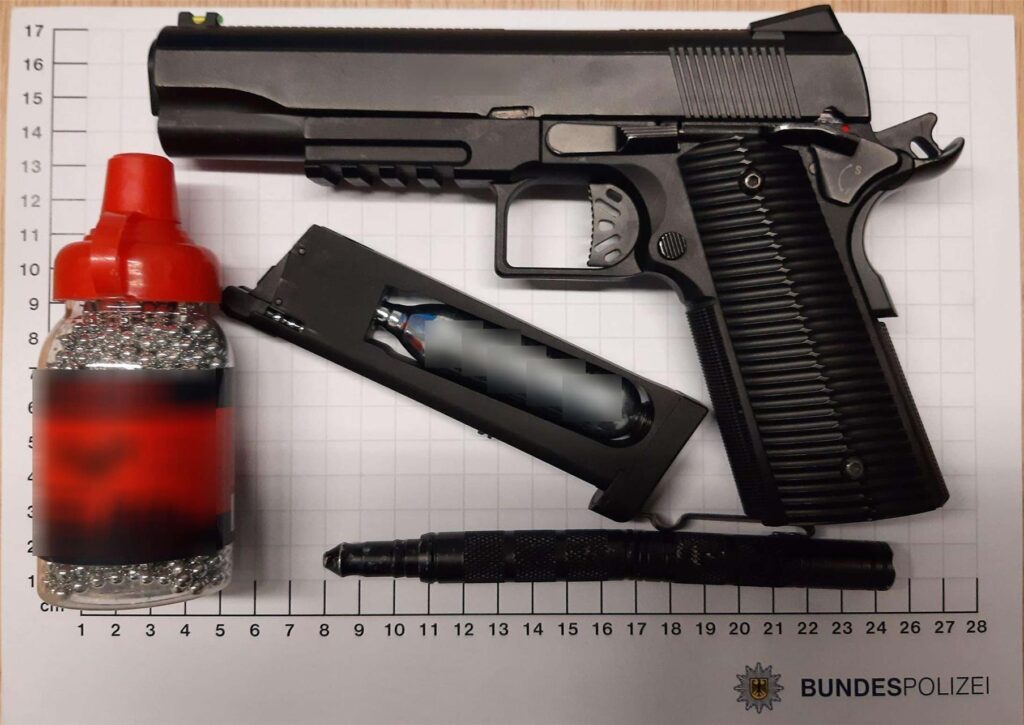 Waffen und Munition, die die Bundespolizei am Hauptbahnhof Recklinghausen sichergestellt hat Waffen und Munition, die die Bundespolizei am Hauptbahnhof Recklinghausen sichergestellt hat