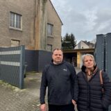 Sabrina und Olaf Waltenberg stehen vor dem Tor ihrer Firma Nordhause in Recklinghausen.
