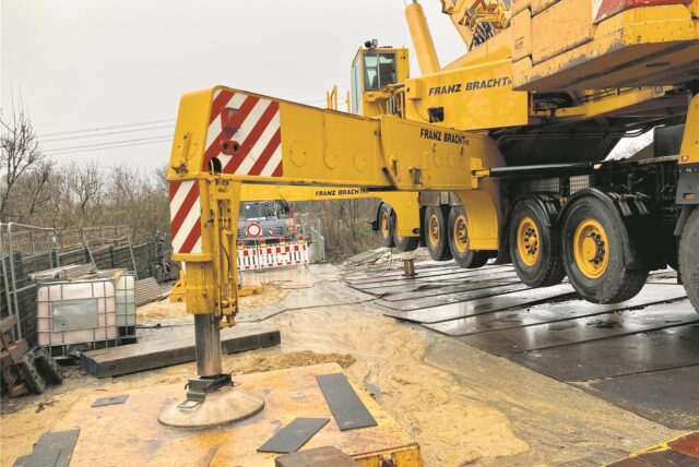 Blick an einem Autokran vorbei auf die Baustelle Eickel-Bahnbrücke.