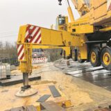 Blick an einem Autokran vorbei auf die Baustelle Eickel-Bahnbrücke.