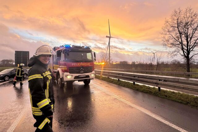 Feuerwehrleute aus Reken auf der A31 im Einsatz