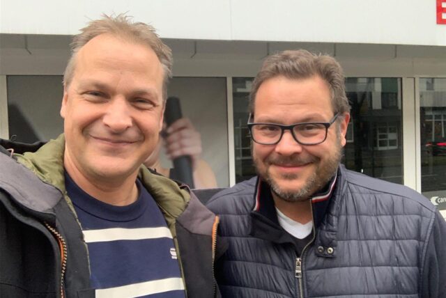 Oliver Rasche und Oliver Rasche stehen vor einem Hotel in Bochum.