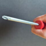 Eine Hand hält einen Schraubendreher