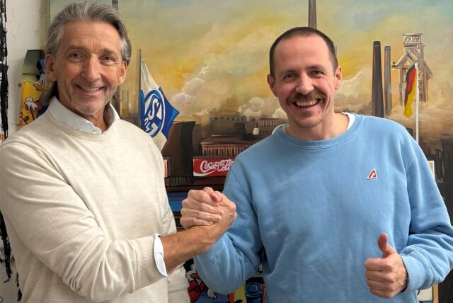 Andreas Schilasky und Beni Veltum halten Hand.
