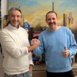 Andreas Schilasky und Beni Veltum halten Hand.