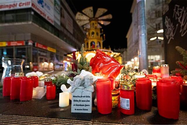 Nach dem Anschlag stehen zahlreiche Kerzen stehen vor dem Weihnachtsmarkt in Magdeburg.