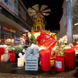 Nach dem Anschlag stehen zahlreiche Kerzen stehen vor dem Weihnachtsmarkt in Magdeburg.