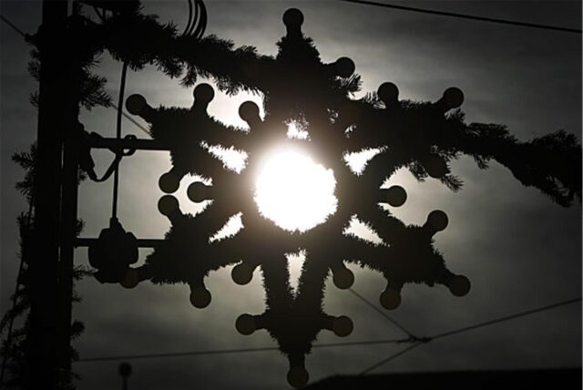 Ein Weihnachtsstern vor der Sonne.
