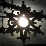 Ein Weihnachtsstern vor der Sonne.