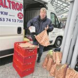 Detlef Pourie befüllt Geschenktüten für Obdachlose am Dortmunder Hauptbahnhof.