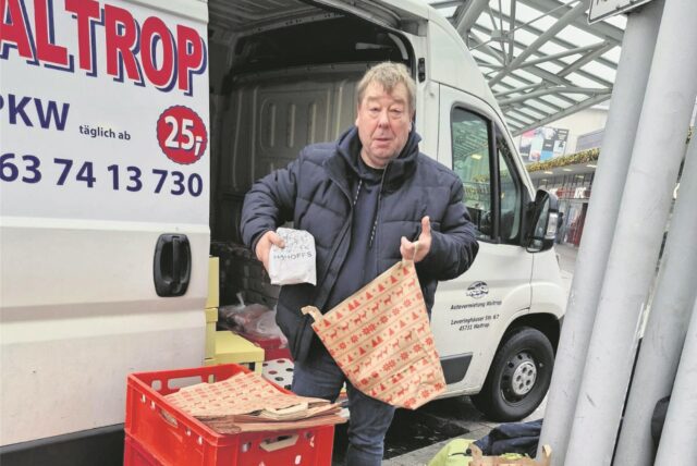 Detlef Pourie befüllt Geschenktüten für Obdachlose am Dortmunder Hauptbahnhof.