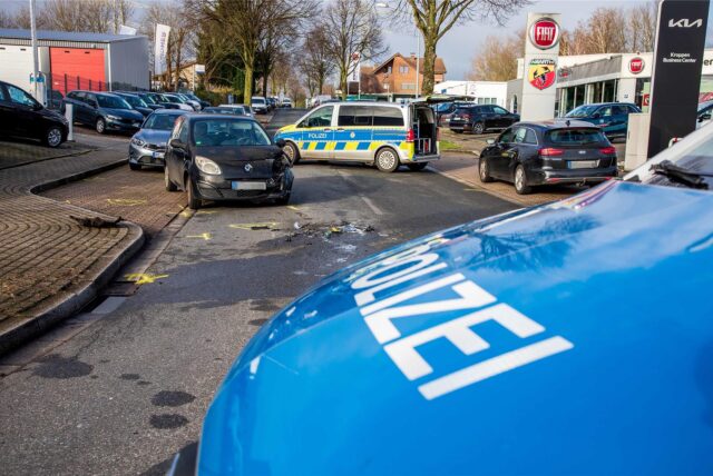 Zwei Polizeifahrzeuge sichern einen Verkehrsunfall in Herten-westerholt ab.