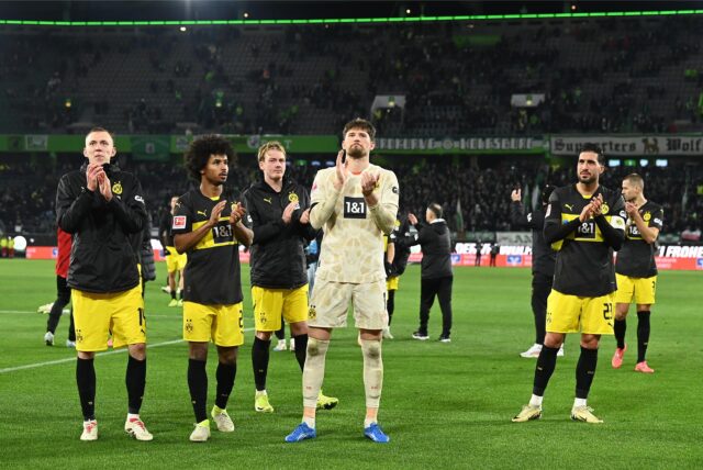 Die BVB-Spieler bedanken sich bei den Fans.