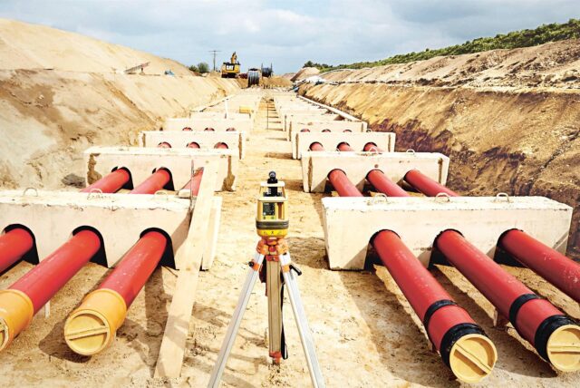 Bei der Verlegung der Rohre für die Gleichstrom-Höchstspannungleitungen entsteht eine 40 Meter breite Schneise. Für die Trasse müssen alle dort stehenden Bäume gefällt werden.