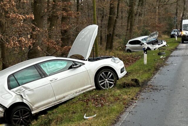 Zwei Autos liegen nach einem Unfall im Straßengraben.