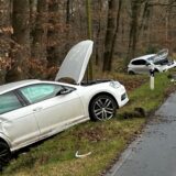 Zwei Autos liegen nach einem Unfall im Straßengraben.