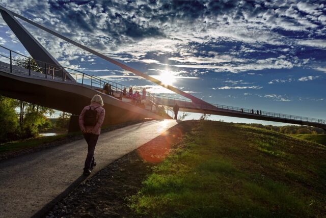 Eine der schönsten Brücken der ganzen Region ist die 412 Meter lange Zügelgurtbrücke „Sprung über die Emscher“ in Castrop-Rauxel. Der Bau kostet 12,8 Millionen Euro. Am 30. September 2024 wurde die Brücke freigegeben.