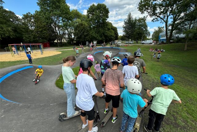 Der Super-Spielplatz hinter dem Hallenbad am Sonntag: Einen Tag nach der offiziellen Einweihung war hier bei Superwetter schon wieder reichlich Betrieb. Über 20 Kinder tummeln sich phasenweise auf dem Pumptrack.