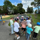 Der Super-Spielplatz hinter dem Hallenbad am Sonntag: Einen Tag nach der offiziellen Einweihung war hier bei Superwetter schon wieder reichlich Betrieb. Über 20 Kinder tummeln sich phasenweise auf dem Pumptrack.