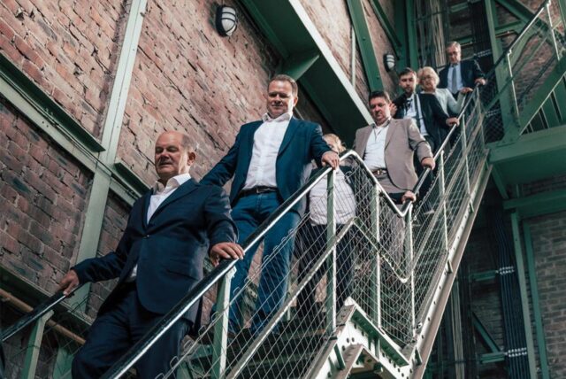 Bundeskanzler Olaf Scholz bei seinem Besuch in Castrop-Rauxel am 26.8.2024. Am Hammerkopfturm wurde er empfangen, trug sich ins Goldene Buch der Stadt ein und spazierte dann zum Abschluss-Fest in den Kleingarten am Schellenberg.
